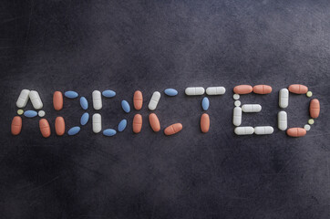 Pills lettering- napis z tabletek- addicted - obrazy, fototapety, plakaty