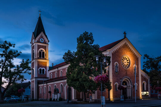 Kirche bei Nacht mit sch&ouml;nem Himmel und Beleuchtung