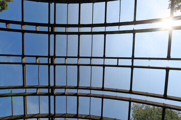 Rundbogen alter Flugzeug Hangar bei Venlo, Blick von unten