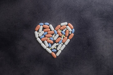 Pills in heart shape- tabletki w kształcie serca - obrazy, fototapety, plakaty