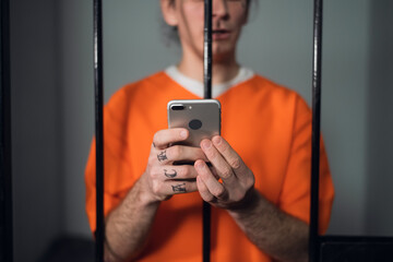 A dangerous criminal with tattoos on his face in prison got a smartphone to commit cyber crimes...