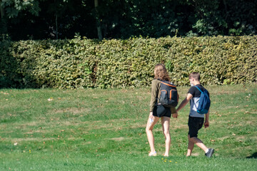 jeune couple ado marche parc