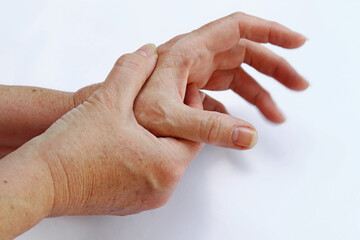 Einer Frau mit Parkinson zittern sehr stark die Hände