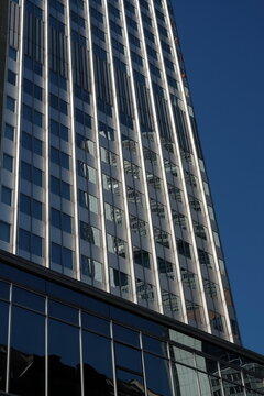Struktur der Fassade des Eurotower vor blauem Himmel bei Sonnenschein am 7. August 2020 in der Neuen Mainzer Stra&szlig;e in der Innenstadt von Frankfurt amm Main in Hessen