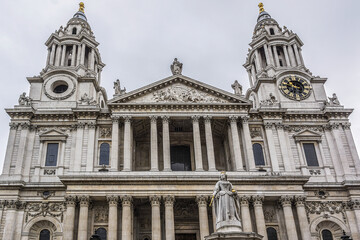 Fototapeta premium Architectural fragments of Magnificent St. Paul Cathedral (1675 - 1711) in London. St. Paul Cathedral sits at top of Ludgate Hill - highest point in City of London. UK.