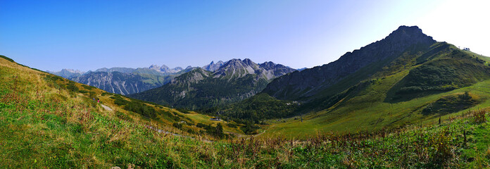 Fototapeta na wymiar Oberstdorf, Deutschland: Alpenpanorama im Kleinwalsertal
