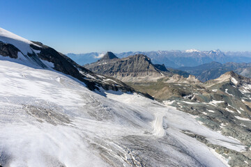 une chaine de montagne avec de la neige en premier plan