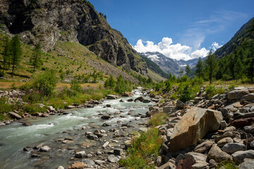 une rivière entre deux montagne