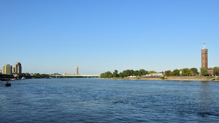 Fototapeta premium Blick auf Rhein und Zoobrücke von der Hohenzollernbrücke, Köln, Deutschland