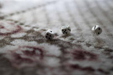 Rollende Spielwürfel