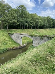 Fototapeta na wymiar Pont sur le canal du nivernais en Bourgogne