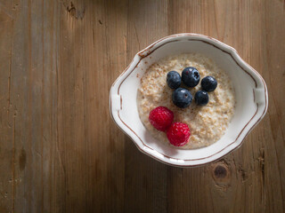 Porridge with blueberries and raspberries .