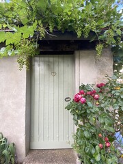 Fototapeta na wymiar Porte en bois d'une maison à Corbigny, Bourgogne