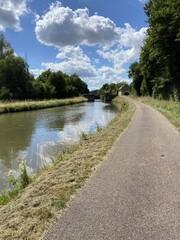 Fototapeta na wymiar Route le long du canal du nivernais en Bourgogne