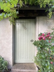Porte en bois d'une maison de campagne, Bourgogne