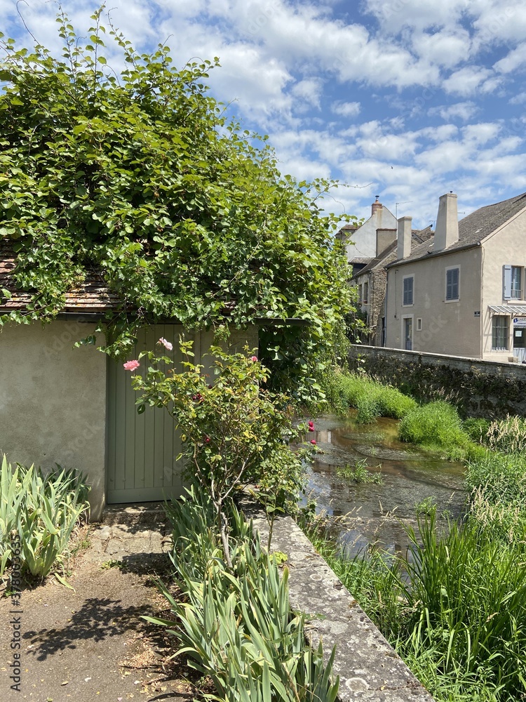 Wall mural Maison en bord de rivière à Corbigny, Bourgogne