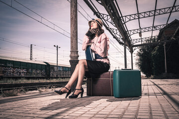 Fototapeta na wymiar Mujer esperando el tren