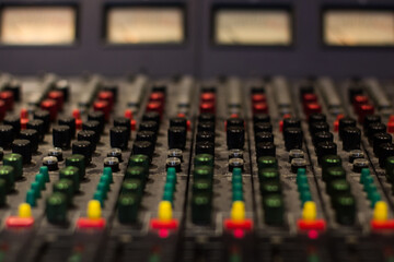 audio mixing console