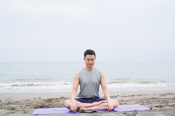 ビーチヨガ男子