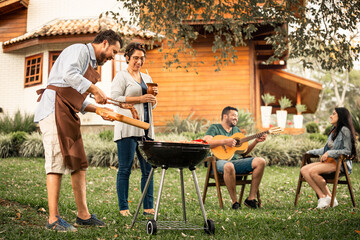 Churrasco em família com chimarrão