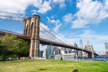 Fototapeta premium View of Brooklyn Bridge from Empire Fulton Ferry Park