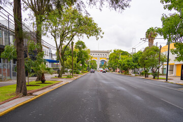 Fototapeta na wymiar Monumento Arco de Guadalajara en la avenida Vallarta.