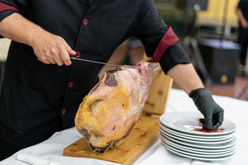 Cortador de jamon profesional cortando jamon para hacer platos de jamon para clientes 