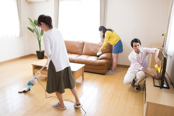 リビングの掃除をする家族