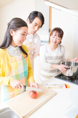 料理をする家族