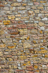 Mauer aus Naturstein im Hochformat