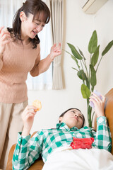 娘に注意する母親
