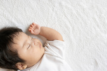 寝てる生後2ヶ月の赤ちゃんの顔