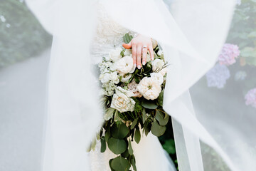 bride holding bouquet