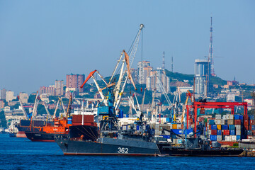 Naklejka premium Commercial coasters are loading at the commercial port of Vladivostok.