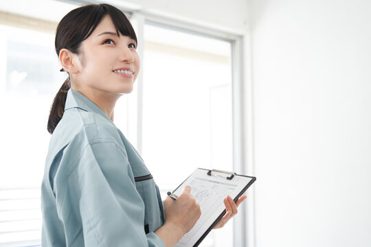 住宅の設備を点検する日本人女性作業員