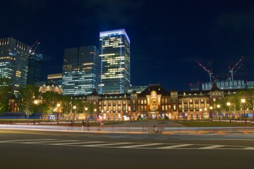 Fototapeta na wymiar 東京駅丸ノ内口　夜景　行幸通りからの眺め レーザービーム