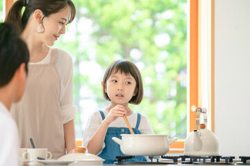 料理する親子　子育てイメージ