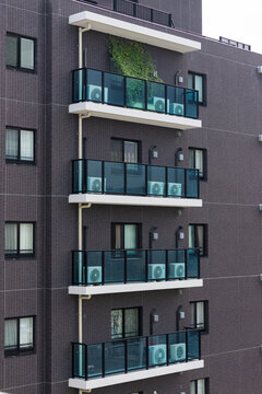 日本の住宅地の新築マンションの風景
