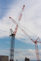 マンションの建設現場のクレーンの作業の風景