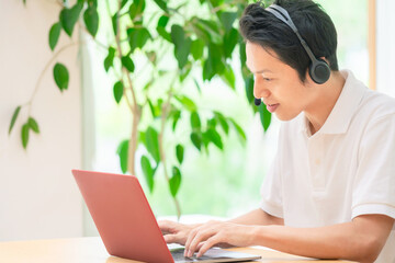 テレワーク　家で仕事をする男性