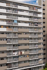 Fototapeta na wymiar 外から見た日本の住宅地のマンションの風景