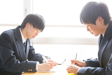 勉強をする男子高校生