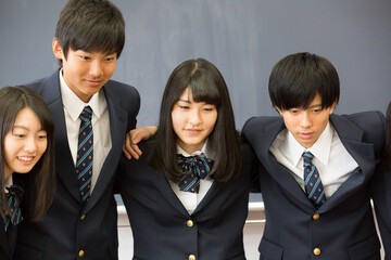 肩を組む高校生