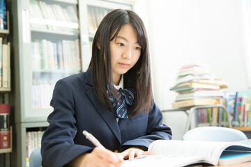 図書室で勉強する女子学生