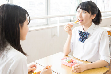 お弁当を食べる女子学生