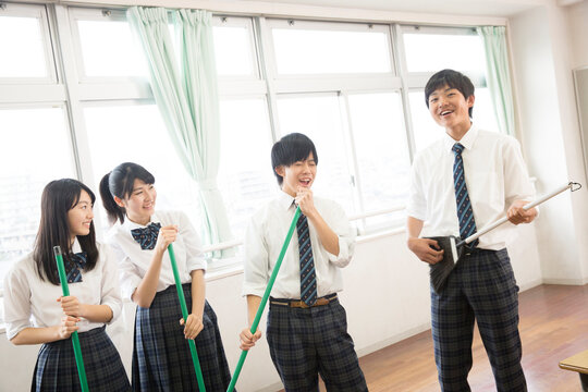 教室で掃除をする学生
