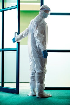 Doctor going in the ward fot the treatment of patients	