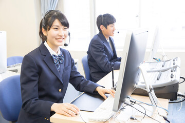 パソコンの授業をうける学生