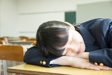 居眠りをする女子学生