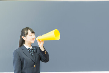 メガホンで叫ぶ女子高校生